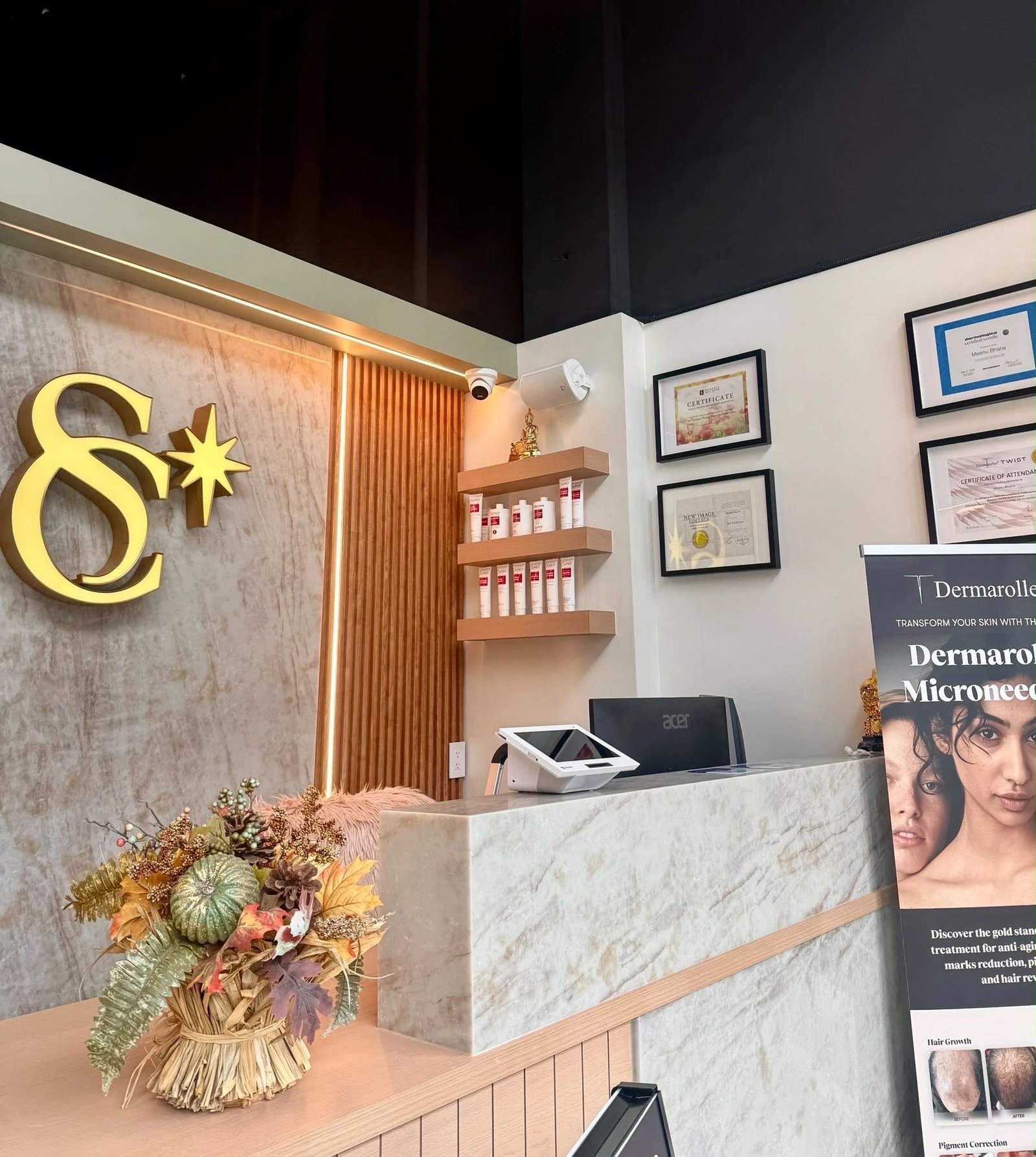 Reception desk with the illuminated Studio Chique logo